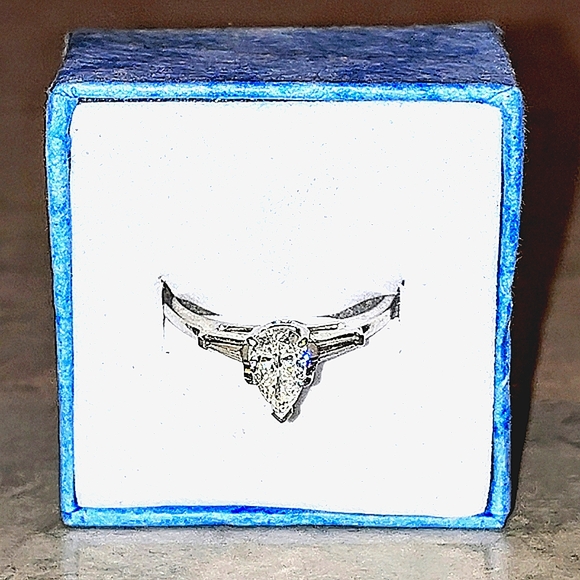 14K WHITE GOLD 2/3 CT PEAR SHAPED & BAGUETTES DIAMOND ENGAGEMENT RING VINTAGE - Picture 4 of 16